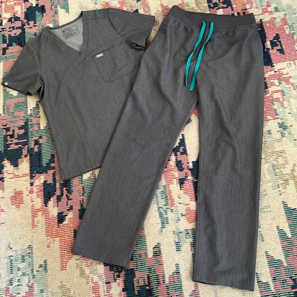 XS graphite Figs scrub set